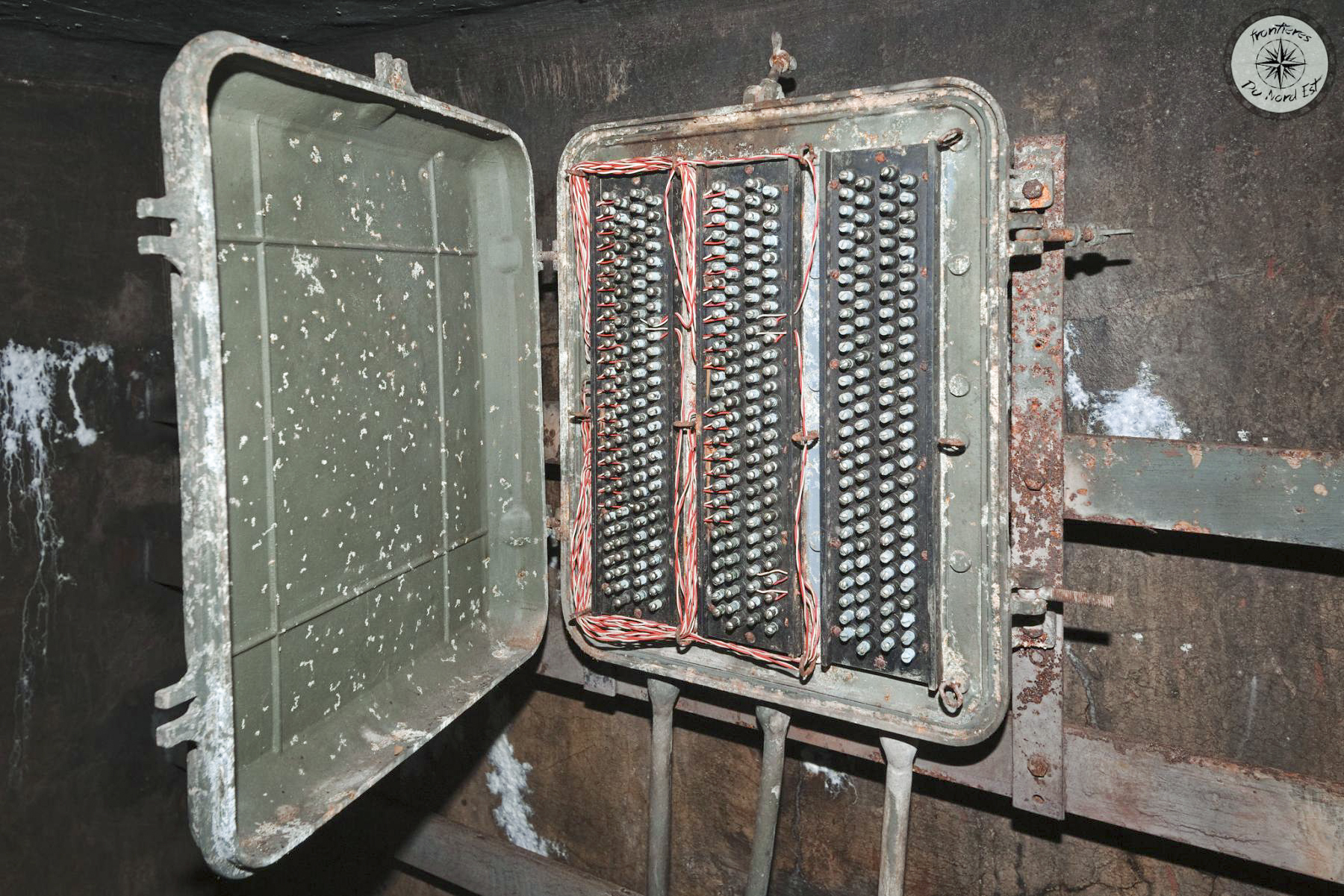 Ligne Maginot - 16LBIS - (Chambre de coupure) - Ce matériel n'est pas d'origine, il a été posé dans le cadre de la refection du réseau téléphonique dans les années 50 - 60 - Thierry Caland