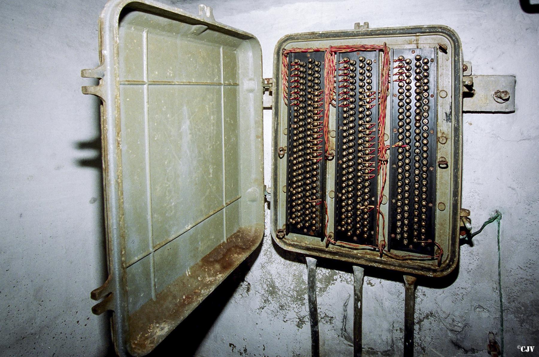 Ligne Maginot - 66T - (Chambre de coupure) - Boitier répartiteur datant de la modernisation du réseau pour l'OTAN (années 50) - Lia VERMEULEN