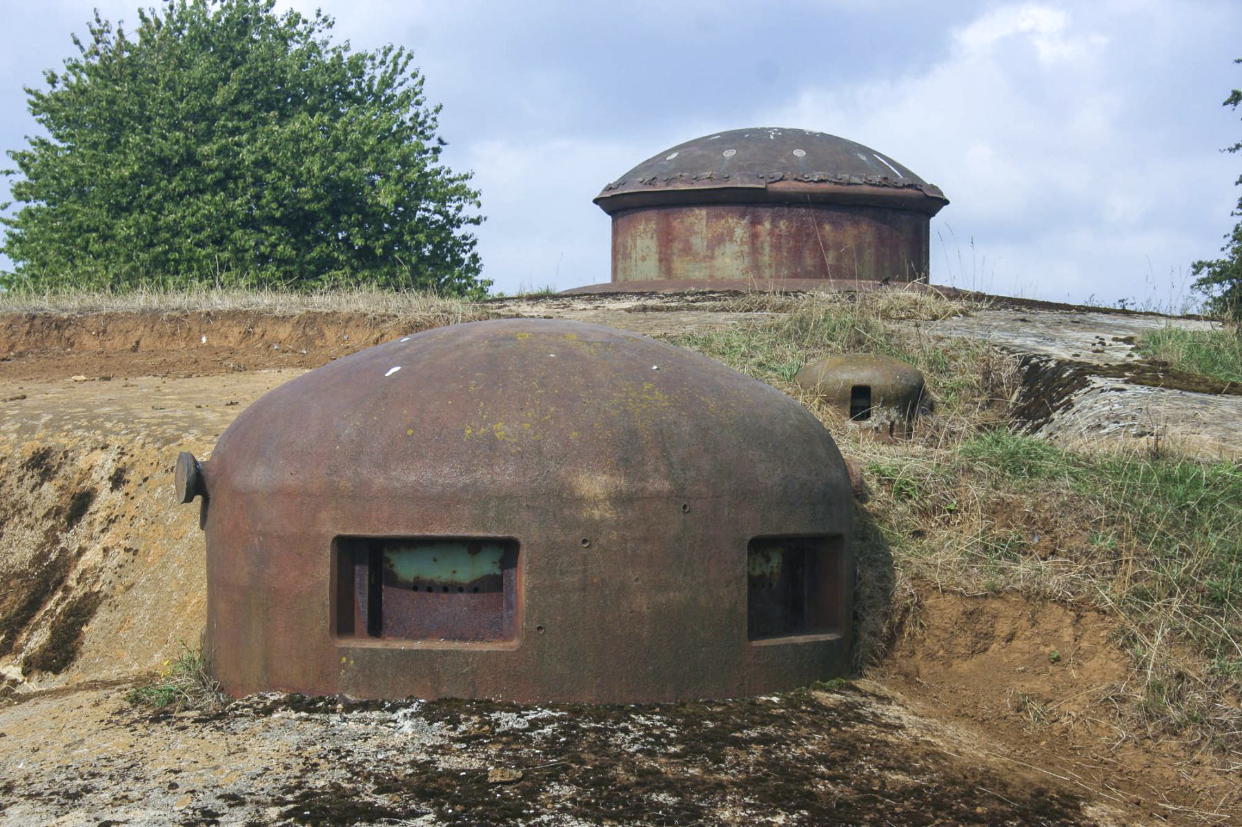 Ligne Maginot - BREHAIN - A6 - (Ouvrage d'artillerie) - Bloc 1
La cloche GFM dominée par la tourelle de mitrailleuses en batterie - Michel Teiten