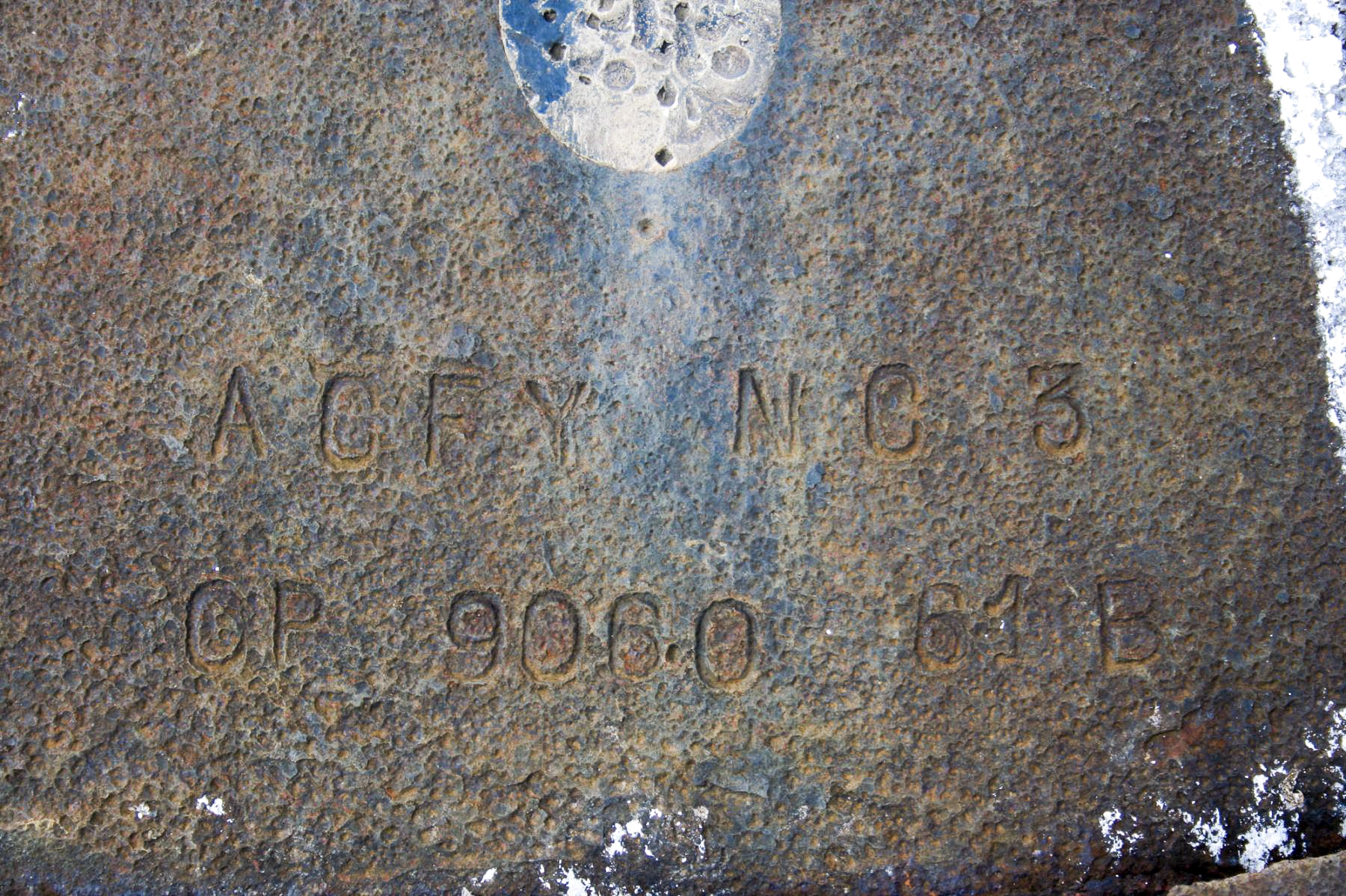 Ligne Maginot - BREHAIN - A6 - (Ouvrage d'artillerie) - Bloc 1
Inscriptions sur la tourelle de mitrailleuses en batterie - Michel Teiten
