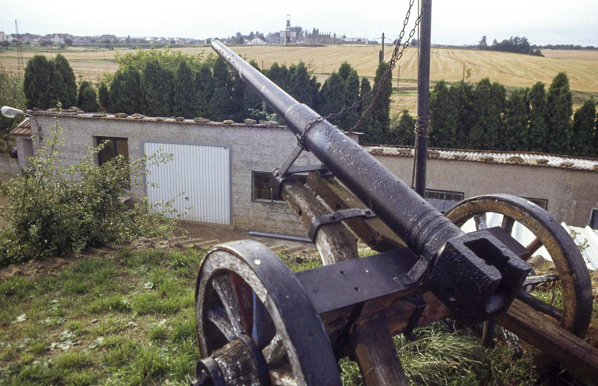 Ligne Maginot - DB8 - (Blockhaus pour canon) - Canon de marine de 47 (?) positionné sur la dalle du blockhaus, avec un affût improvisé - Valentin Hemmert