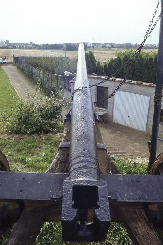 Ligne Maginot - DB8 - (Blockhaus pour canon) - Canon de marine de 47 (?) positionné sur la dalle du blockhaus, avec un affût improvisé - Valentin Hemmert