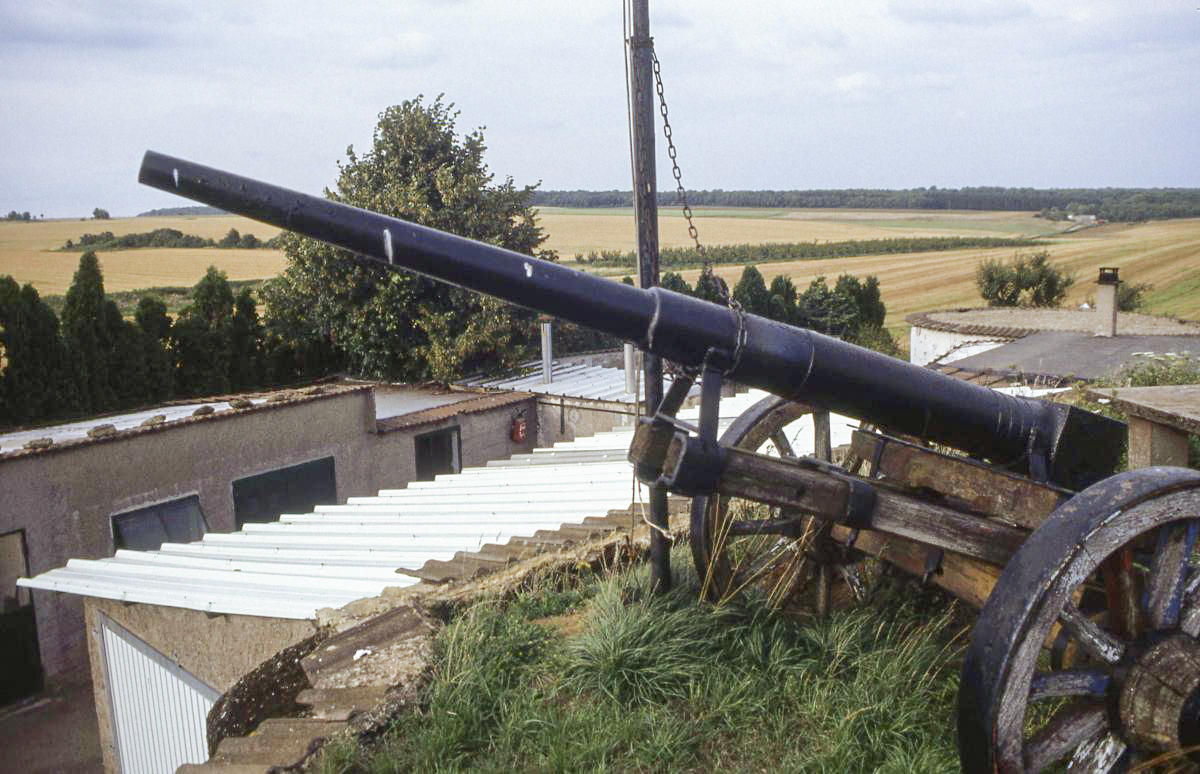 Ligne Maginot - DB8 - (Blockhaus pour canon) -   Canon de marine de 47 (?) positionné sur la dalle du blockhaus, avec un affût improvisé - Valentin Hemmert