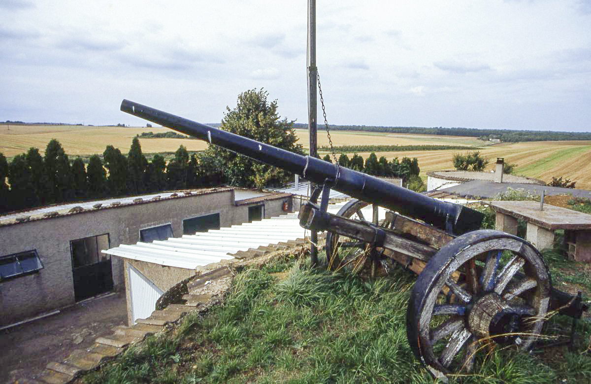 Ligne Maginot - DB8 - (Blockhaus pour canon) - Canon de marine de 47 (?) positionné sur la dalle du blockhaus, avec un affût improvisé - Valentin Hemmert
