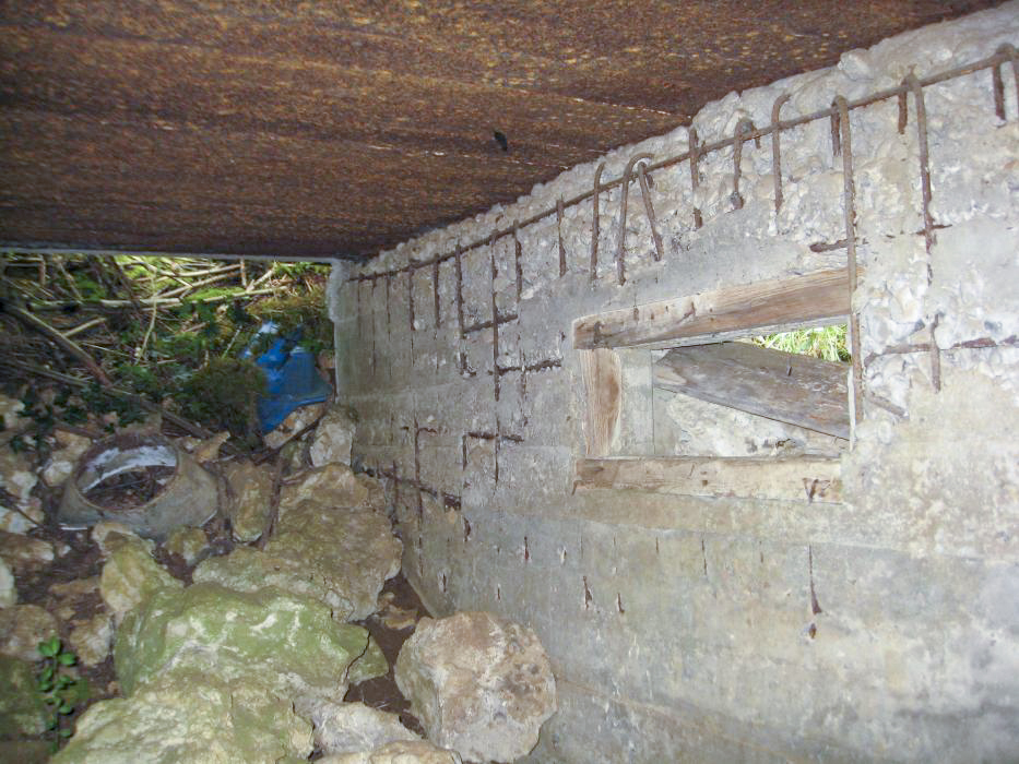 Ligne Maginot - DB133 - BEAUSEJOUR 2 - (Blockhaus pour arme infanterie) - On peut voir le deuxième créneau orienté vers Crusnes village, on distingue aussi que le fond du blockhaus n'est pas fermé   - Pruzsina Jérome