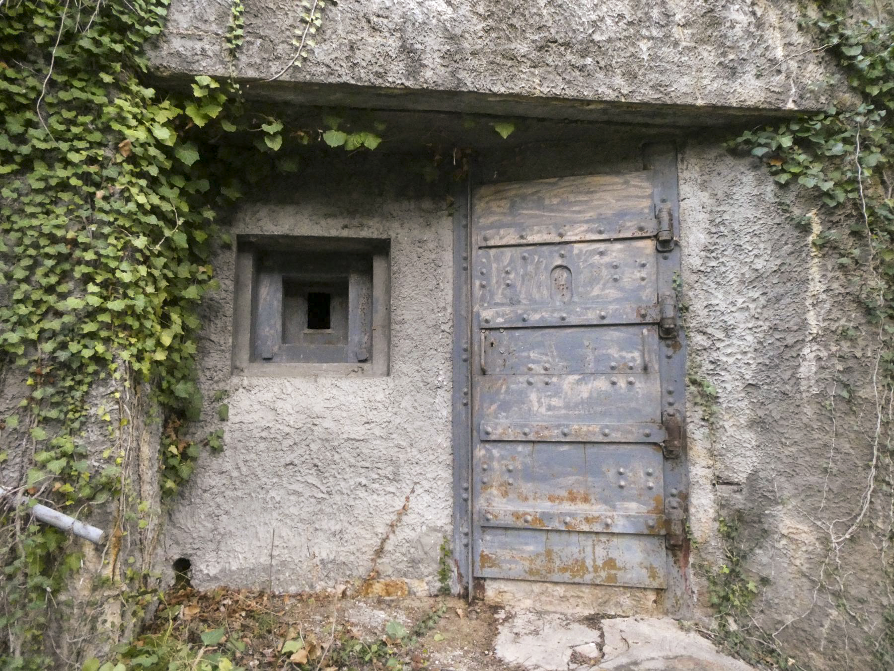 Ligne Maginot - O20 - BARBONNET SUD - (Casemate d'infanterie - Simple) - La porte et le créneau FM spécifique au SFAM - ELLENA Daniel - CUNY Philippe