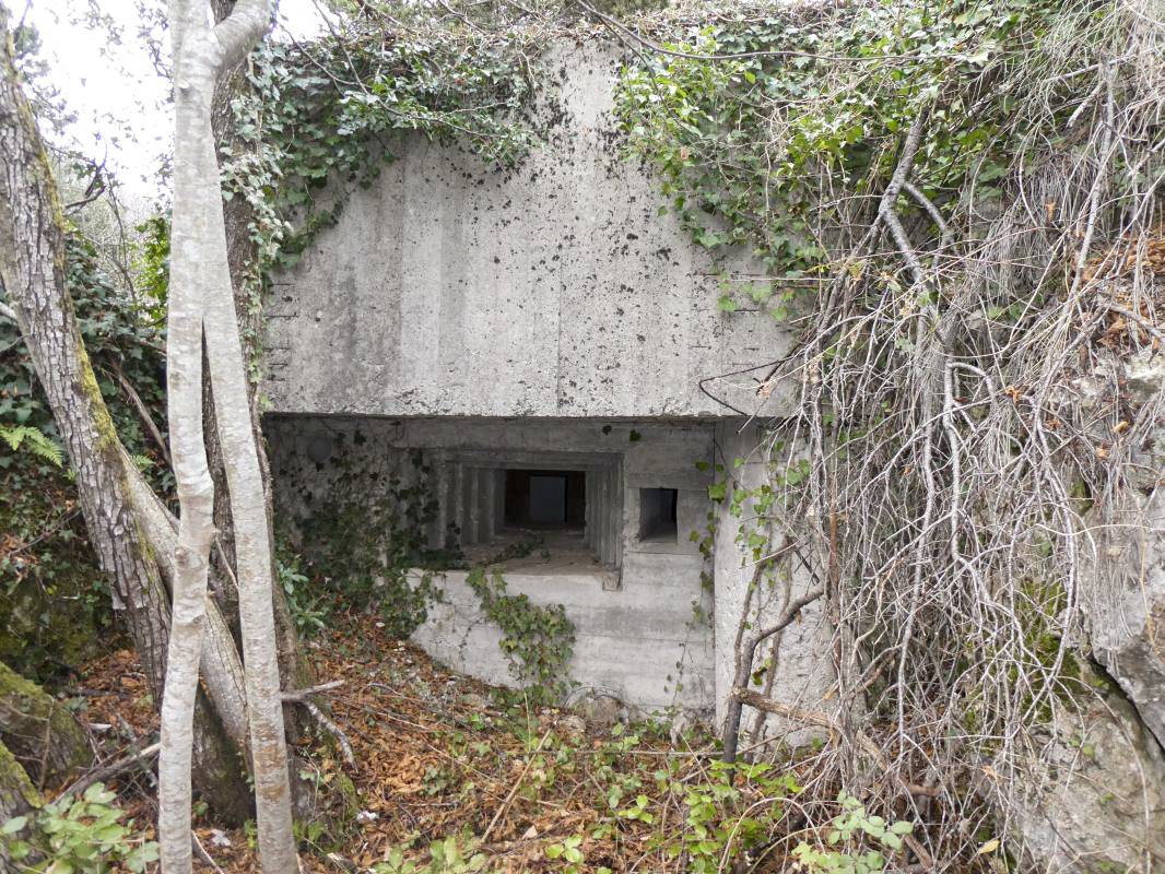 Ligne Maginot - O16 - SAINT OUEN SUD - (Casemate d'infanterie - Simple) - Le petit créneau à côté de celui pour mitrailleuse est un créneau d'observation - ELLENA - CUNY