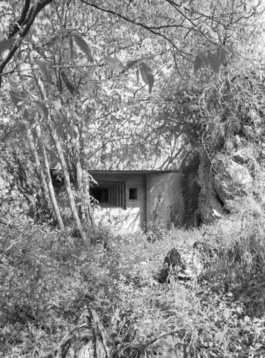 Ligne Maginot - O16 - SAINT OUEN SUD - (Casemate d'infanterie - Simple) - Le petit créneau à côté de celui pour mitrailleuse est un créneau d'observation - LOVINY Alain