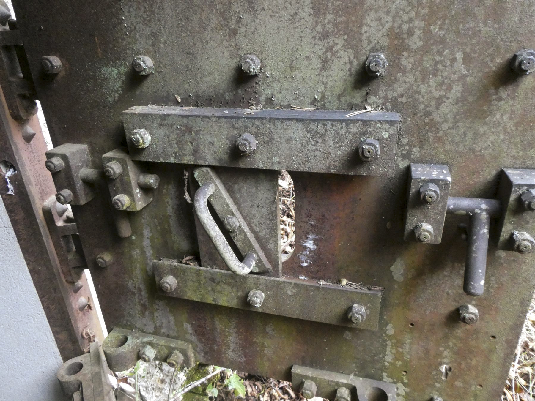 Ligne Maginot - O16 - SAINT OUEN SUD - (Casemate d'infanterie - Simple) - Créneau FM sur porte type AP2 - ELLENA Daniel - CUNY Philippe