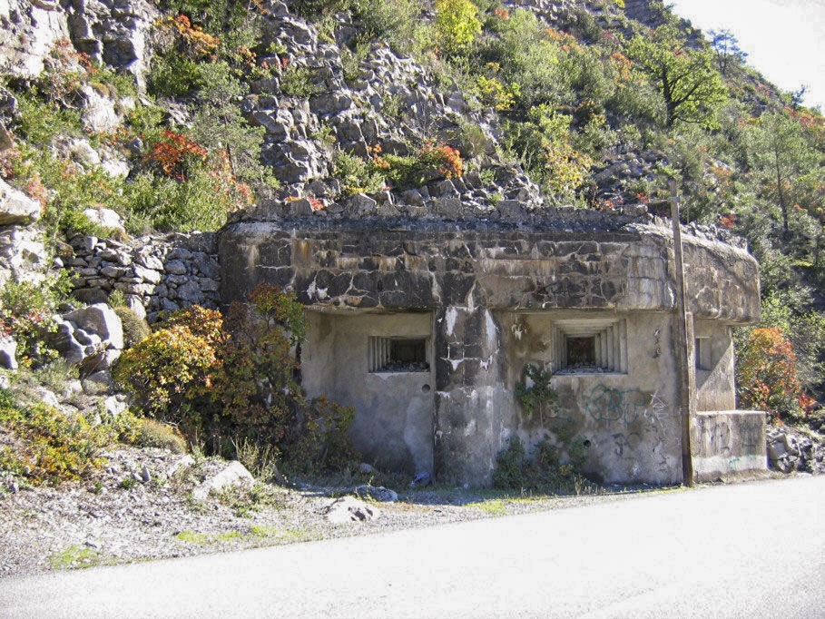 Ligne Maginot - E6 - TOURNEFORT (Casemate d'infanterie) - Vue d'ensemble - FORNERIS Serge
