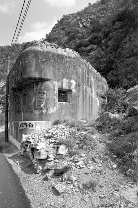 Ligne Maginot - E6 - TOURNEFORT (Casemate d'infanterie) - La porte est visible sur la droite de la photo - LOVINY Alain