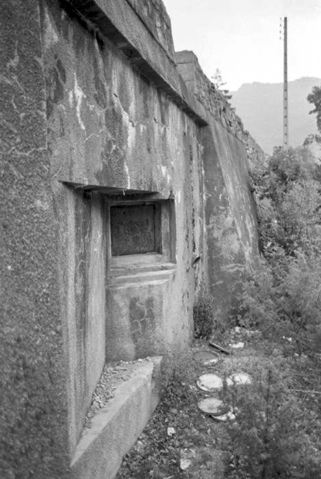 Ligne Maginot - E6 - TOURNEFORT (Casemate d'infanterie) - Le créneau en contrebas de la route prenant en enfilade le lit de la riviére - LOVINY Alain