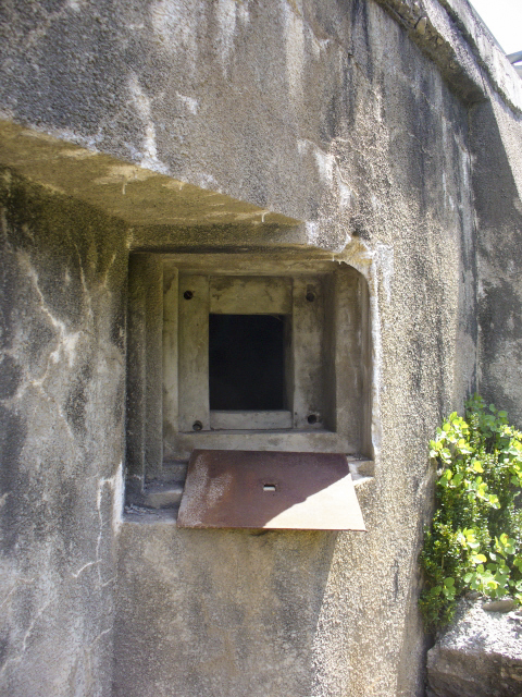 Ligne Maginot - E6 - TOURNEFORT (Casemate d'infanterie) - Créneau FM prenant en enfilade le lit de la rivière - Marc ENDINGER