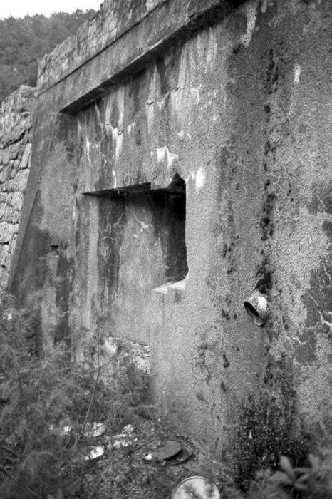 Ligne Maginot - E6 - TOURNEFORT (Casemate d'infanterie) - Le créneau en contrebas de la route prenant en enfilade le lit de la rivière - LOVINY Alain