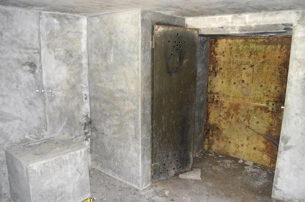 Ligne Maginot - E6 - TOURNEFORT (Casemate d'infanterie) - A gauche porte de latrine, à droite porte de entrée - Michal Prasil