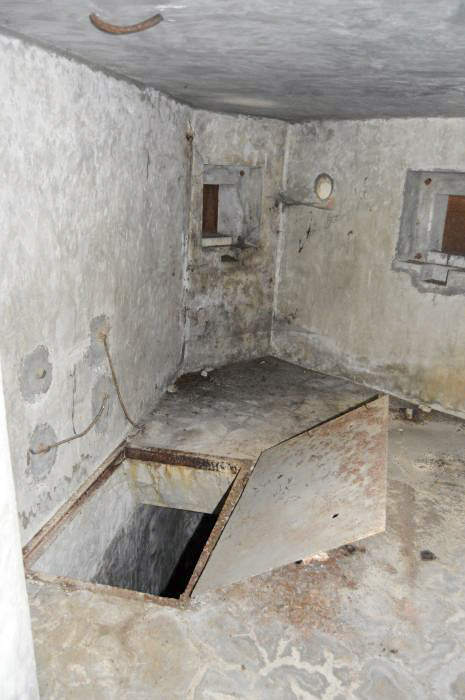 Ligne Maginot - E6 - TOURNEFORT (Casemate d'infanterie) - L'accès à l'étage inférieur - Michal Prasil