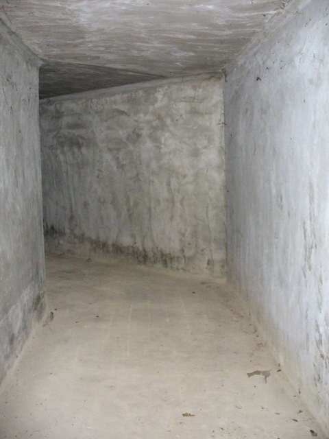 Ligne Maginot - E6 - TOURNEFORT (Casemate d'infanterie) - Galerie de liaison
La galerie passe sous la route et mene vers le créneau prenant la rivière en enfilade - Marc ENDINGER