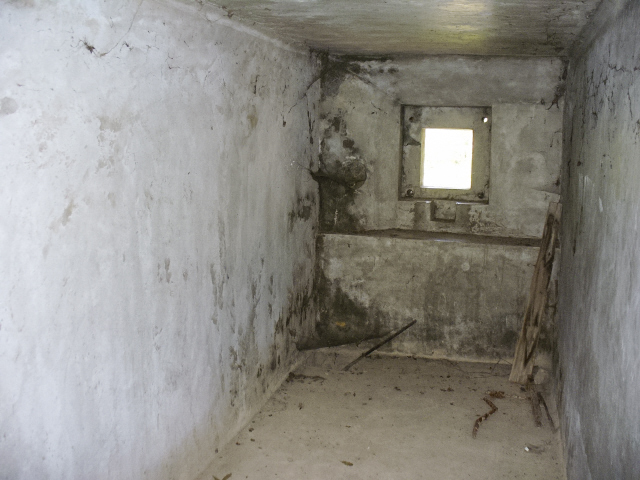 Ligne Maginot - E6 - TOURNEFORT (Casemate d'infanterie) - Créneau FM prenant en enfilade le lit de la rivière vu de l'intérieur - marc ENDINGER