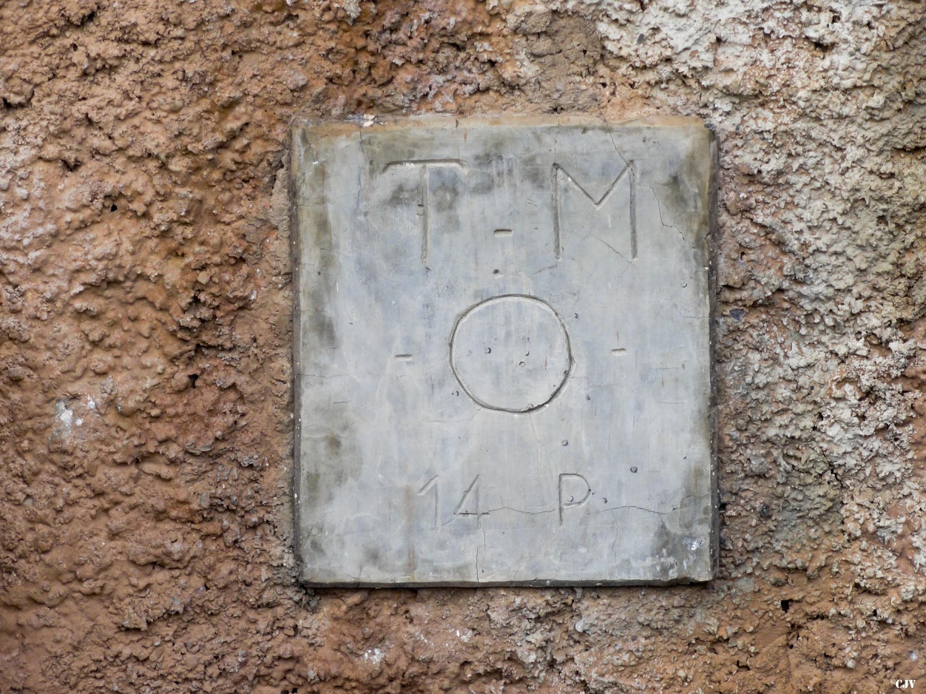 Ligne Maginot - AGAISEN (AN) - E03 - (Ouvrage d'artillerie) - Bloc 1
Plaque de béton avec l'indication de l'entrée d'un câble téléphonique. Il se trouve dans le fossé de l'entrée - Lia VERMEULEN