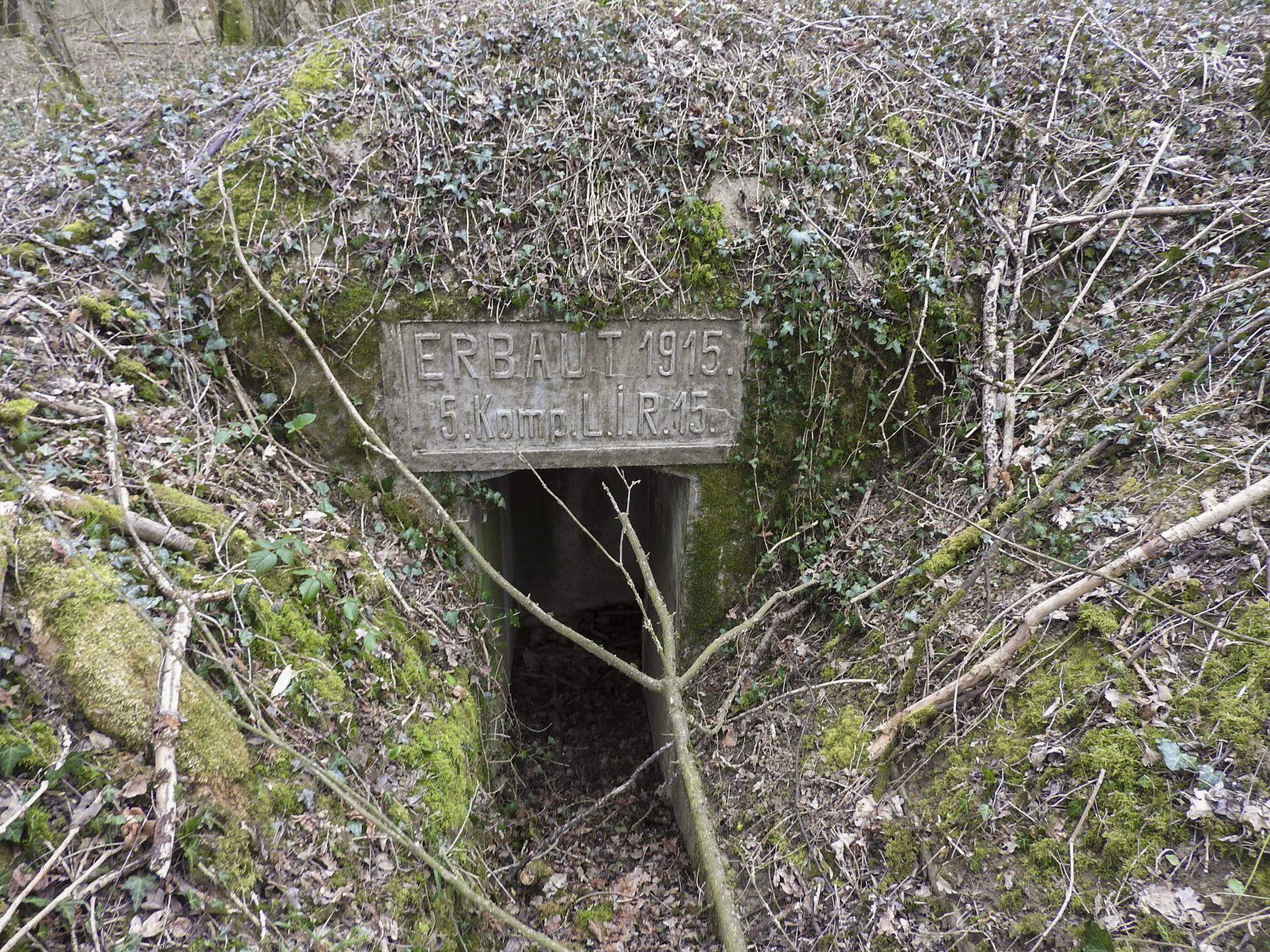 Ligne Maginot - MAISON ROUGE (V° 226° RA) - (PC) - La deuxième entrée avec la plaque de construction d'origine allemande. - STENGER Mathieu
