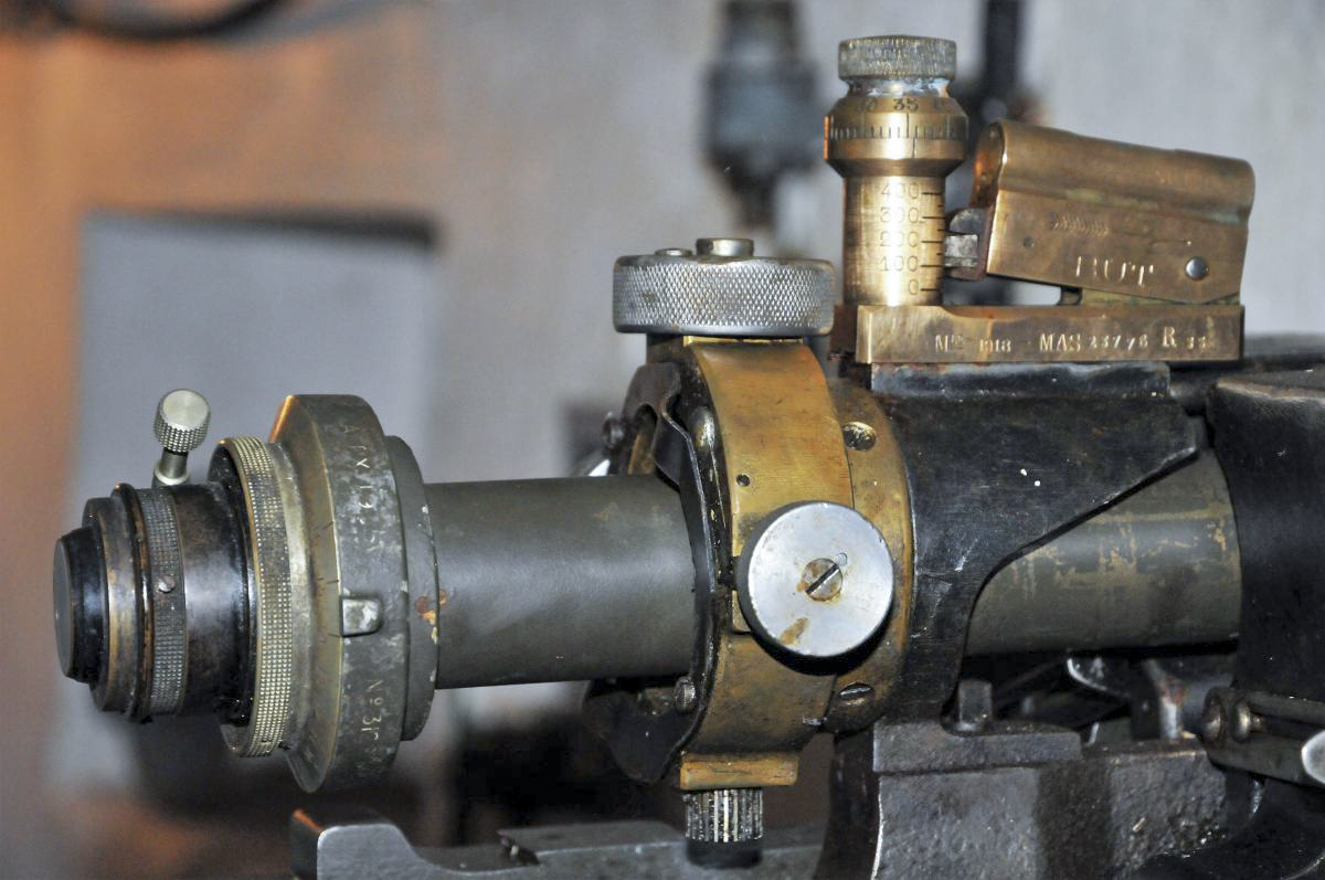 Ligne Maginot - AGAISEN (AN) - E03 - (Ouvrage d'artillerie) - Bloc 2
Détail du jumelage de mitrailleuses Reibel MAC 31 avec sa lunette de visée APX L672 et (sur le dessus, en bronze) son niveau à bulle de mise au point de la hausse, MAS modèle 1918 pour mitrailleuse Hotchkiss - jean FERAUD
