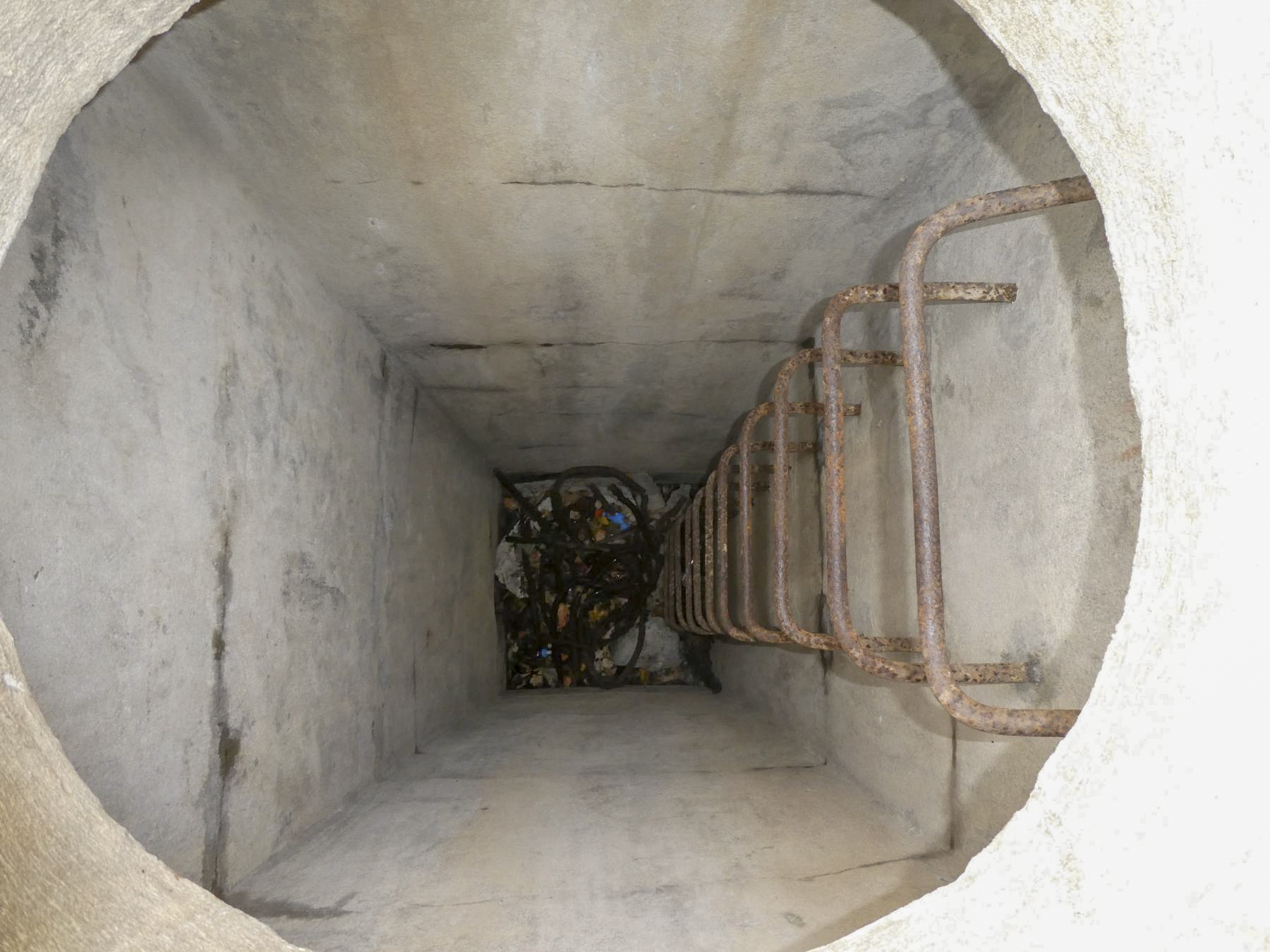 Ligne Maginot - MONTE GROSSO (MG) - E02 - (Ouvrage d'artillerie) - Regard extérieur des eaux usées - ELLENA Daniel - CUNY Philippe