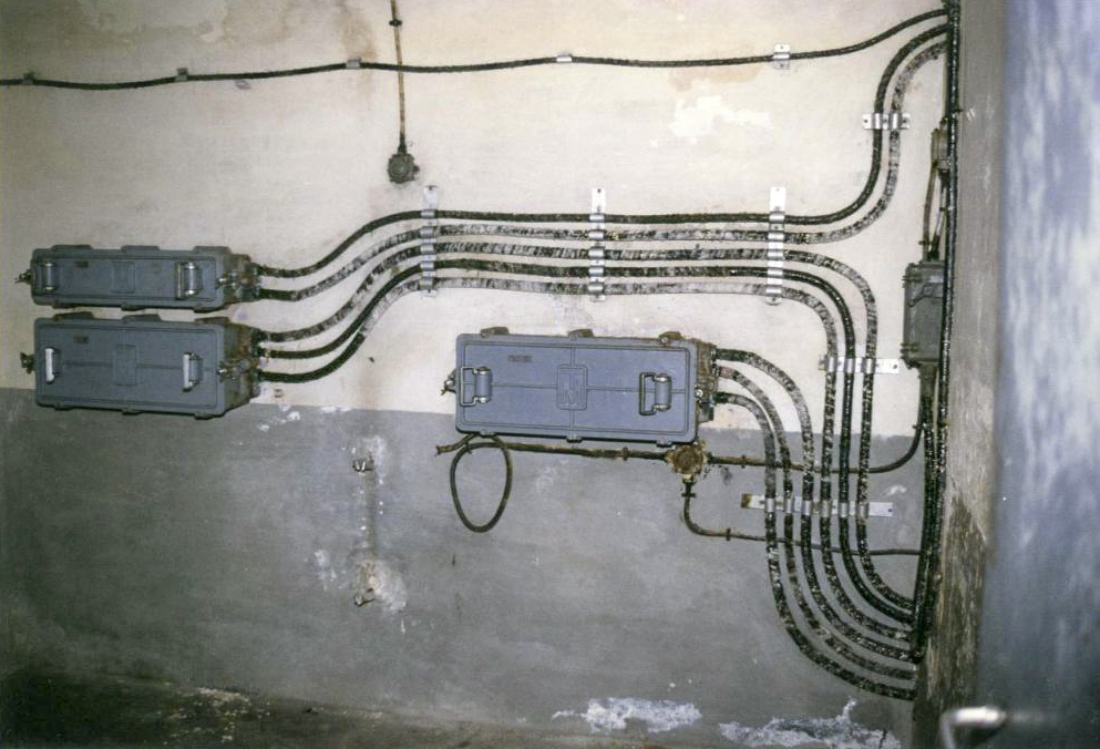 Ligne Maginot - AGAISEN (AN) - E03 - (Ouvrage d'artillerie) - Panneaux muraux pour 80 abonnés (deux panneaux 32 et un panneau 16).
Noter l'absence du circuit de sonnerie et des piles associées - Pascal LAMBERT
