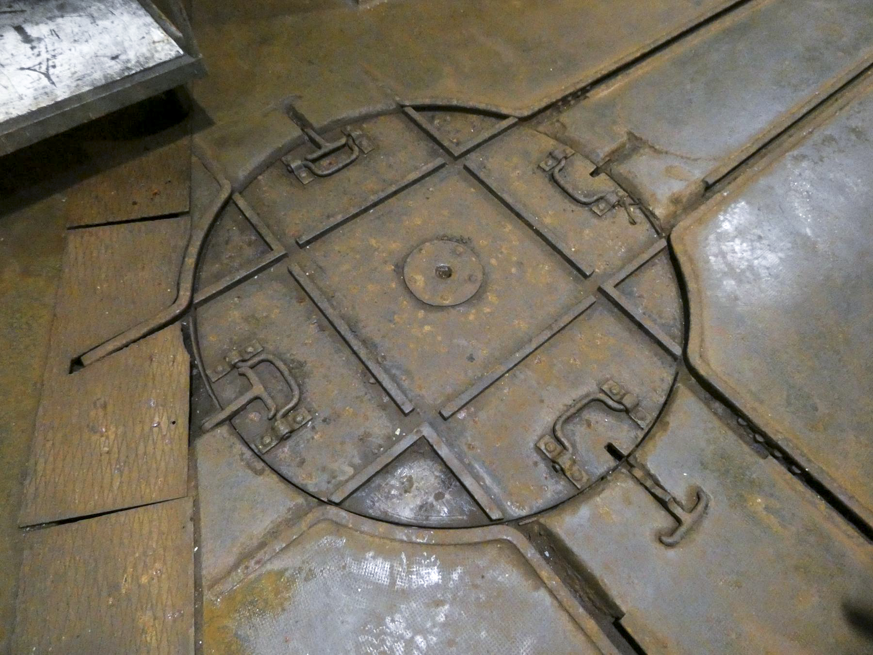 Ligne Maginot - FERMONT - A2 - (Ouvrage d'artillerie) - Entrée munitions
Plaque tournante permettant l'accès d'un wagonnet au monte-charge de 2,5 T situé sur la droite - STENGER Mathieu