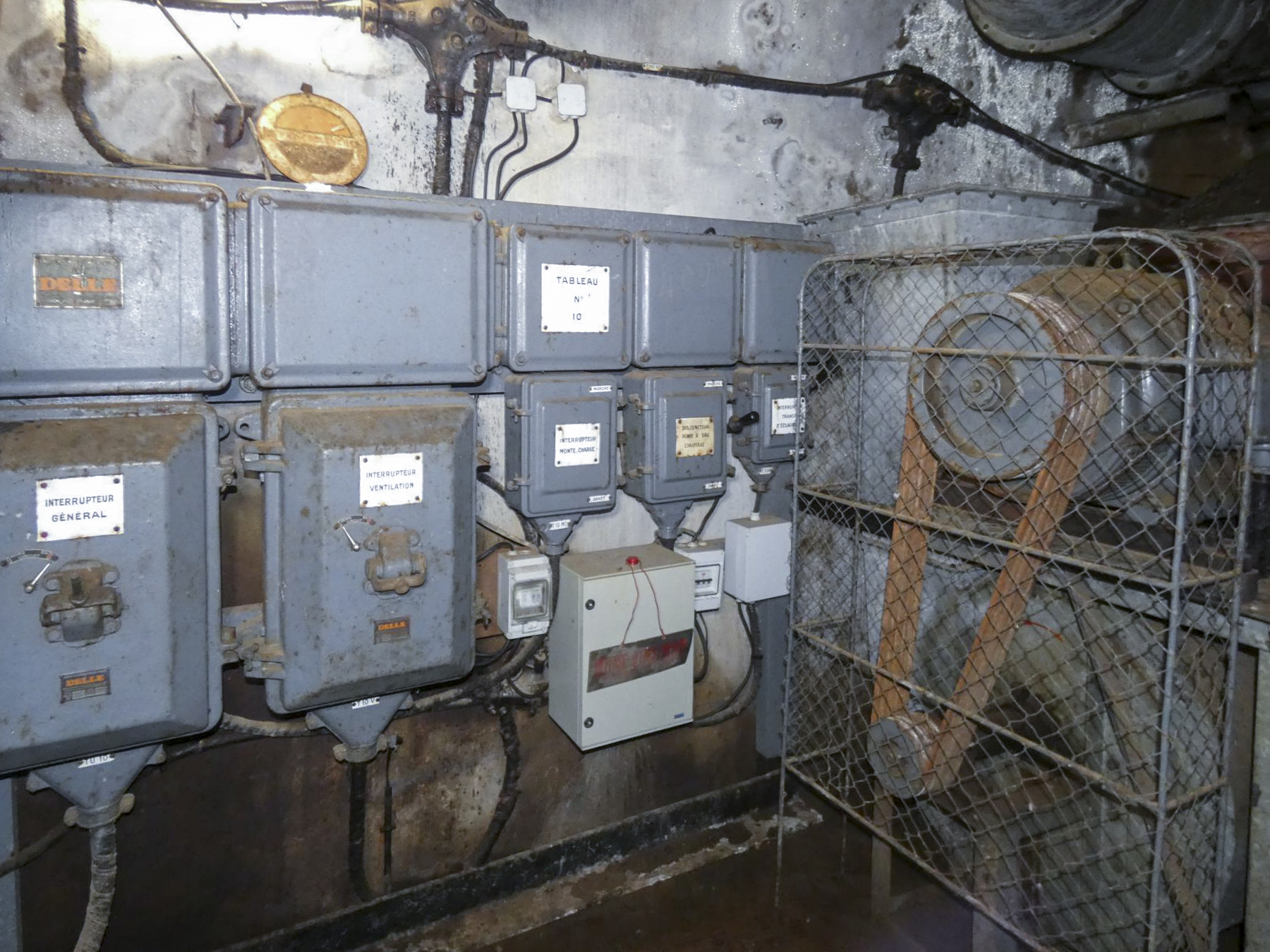 Ligne Maginot - FERMONT - A2 - (Ouvrage d'artillerie) - Salle des filtres
Tableau électrique de la ventilation - STENGER Mathieu