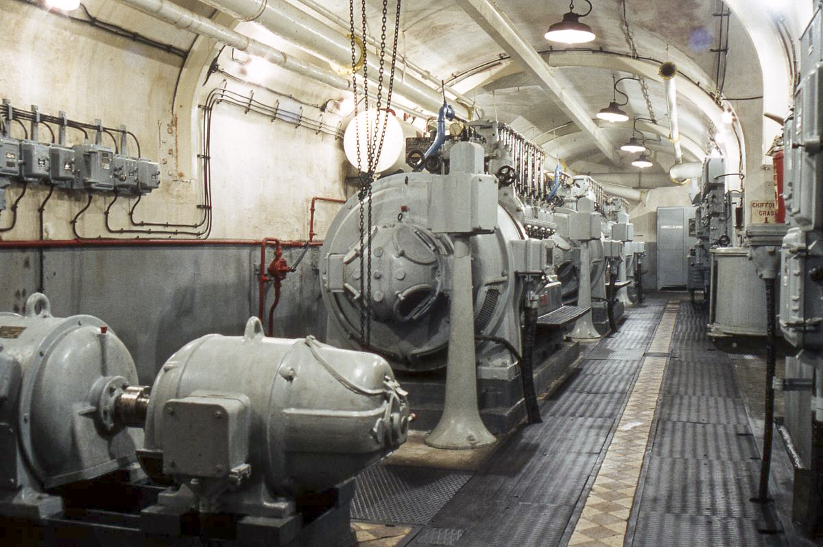 Ligne Maginot - AGAISEN (AN) - E03 - (Ouvrage d'artillerie) - L'usine électrique
Groupe convertisseur au premier plan 
Groupes électrogènes à moteurs SMIM a l'arrière plan - KEMMEL Dominique