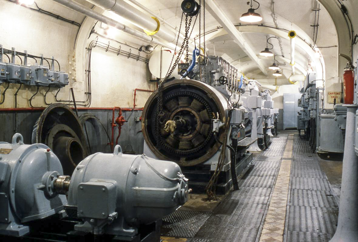 Ligne Maginot - AGAISEN (AN) - E03 - (Ouvrage d'artillerie) - L'usine électrique en 1986
Travaux sur les moteurs SMIM
 - KEMMEL Dominique