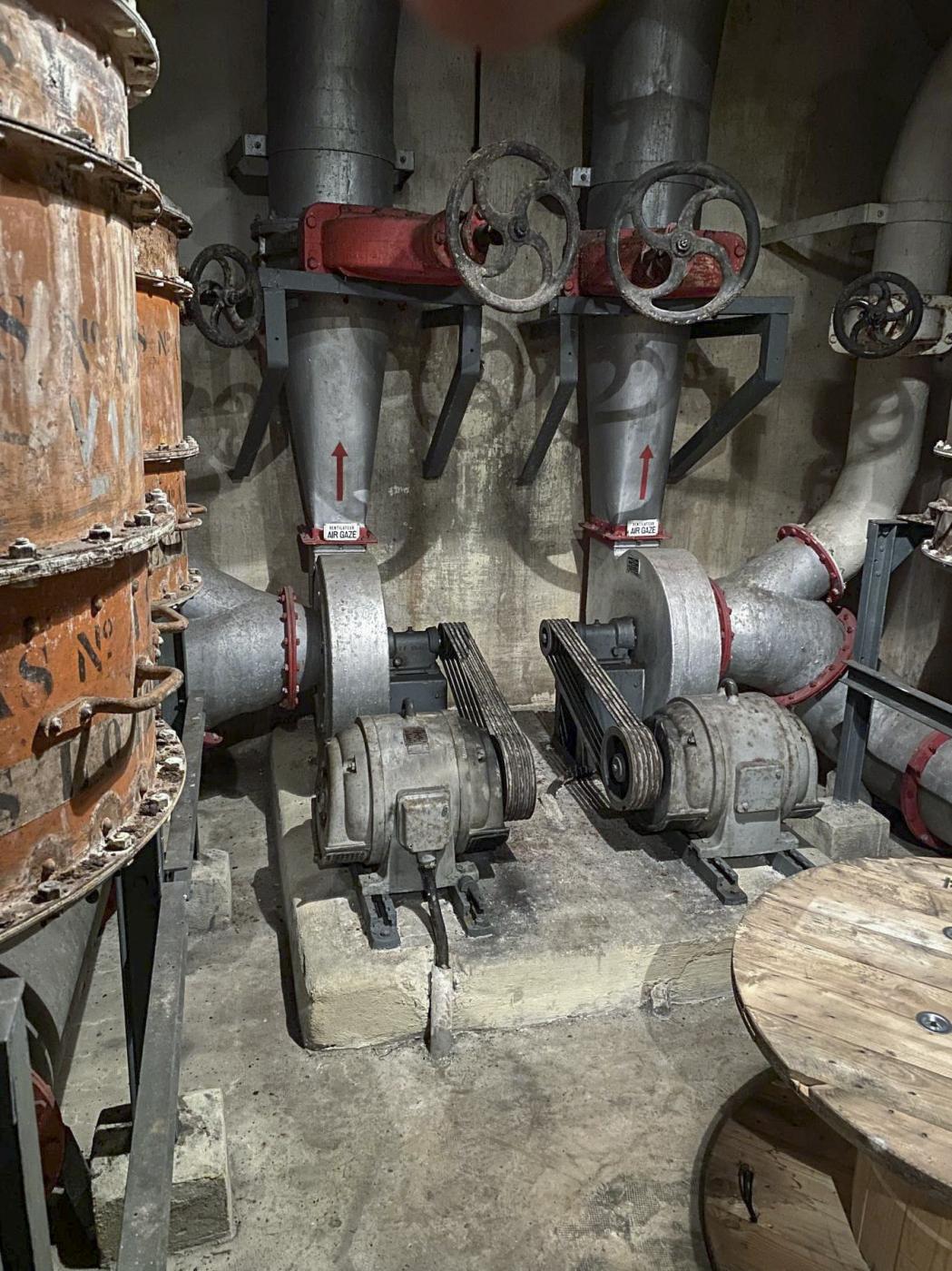 Ligne Maginot - AGAISEN (AN) - E03 - (Ouvrage d'artillerie) - Salle de neutralisation
Les deux ventilateurs Gazé, moteurs de 10 CV - Pascal Lambert