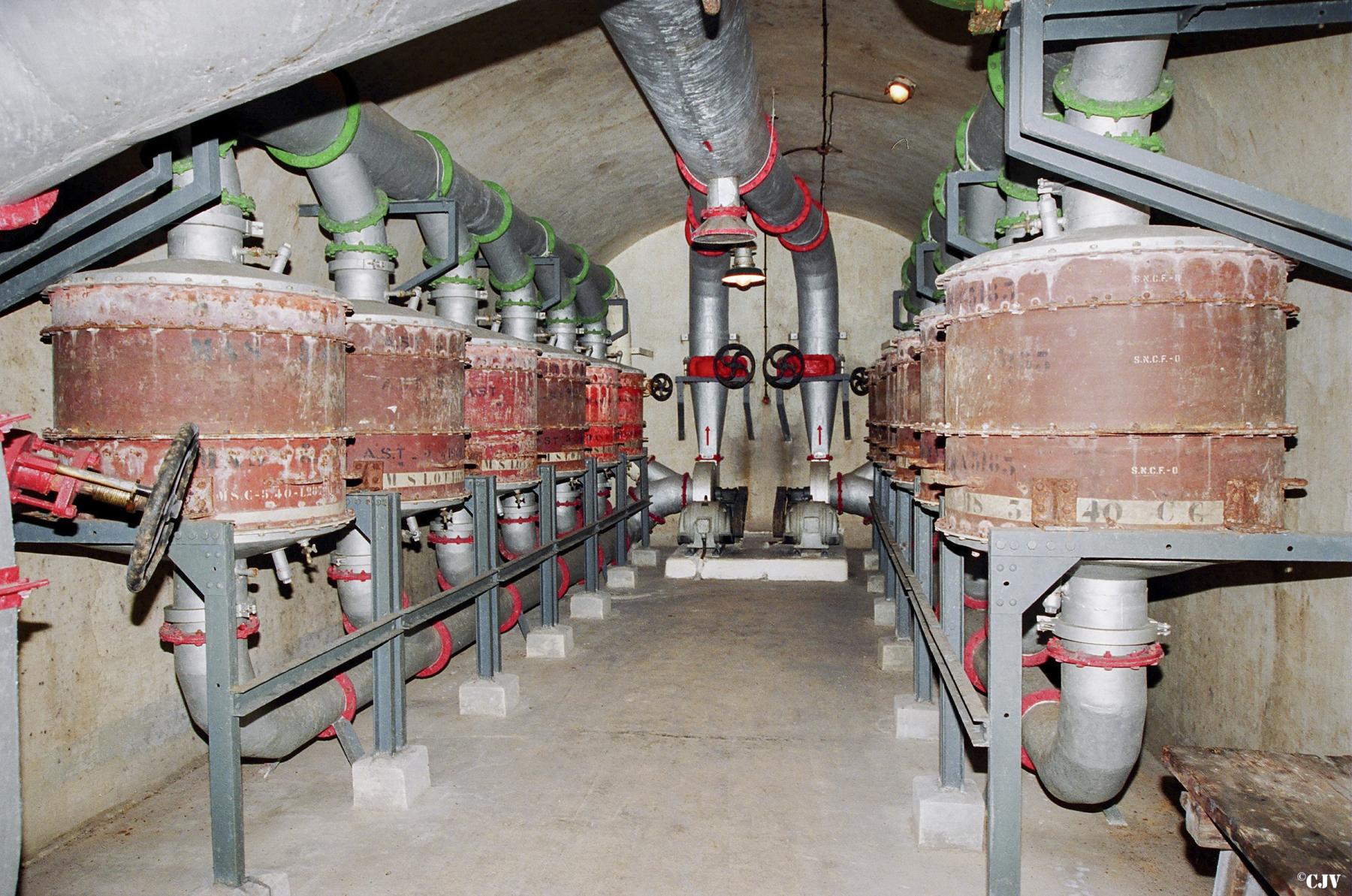 Ligne Maginot - AGAISEN (AN) - E03 - (Ouvrage d'artillerie) - La salle de neutralisation de l'ouvrage pour le filtrage de l'air en cas d'attaque par gaz - Lia VERMEULEN