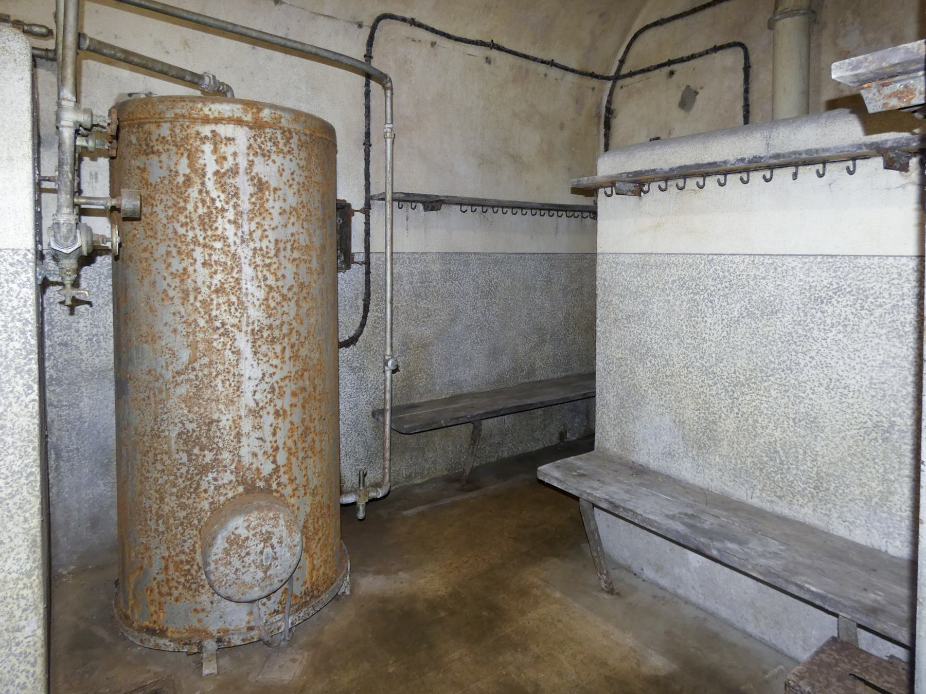 Ligne Maginot - FERMONT - A2 - (Ouvrage d'artillerie) - Douches de l'ouvrage 
L'accès et le vestiaire utilisé en temps normal, situés à l'opposé du local des gazés - STENGER Mathieu