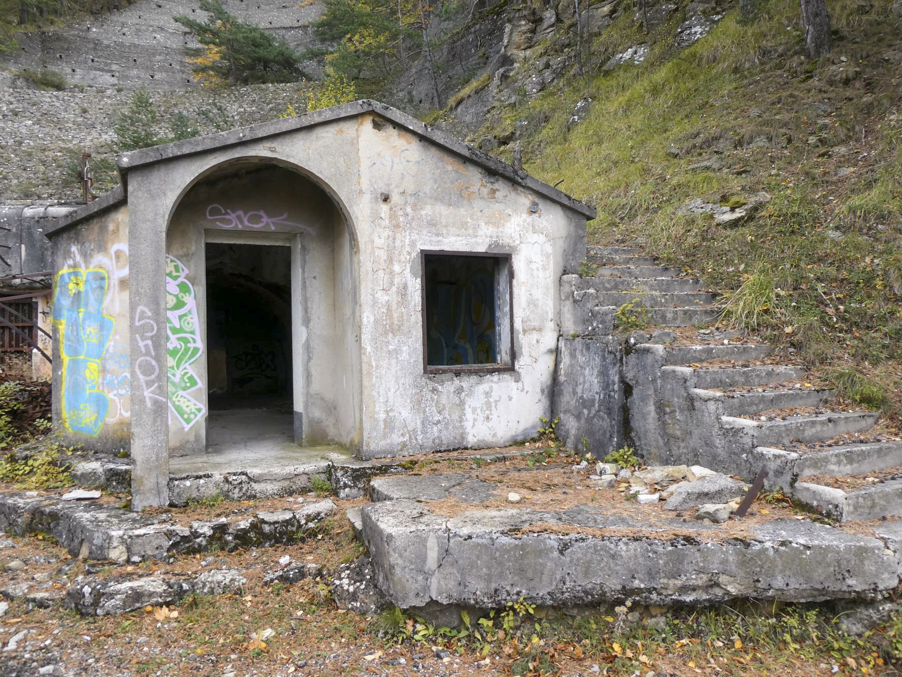 Ligne Maginot - MONTE GROSSO - POSTE DE GARDE - (Casernement) - A droite l'escalier qui donnait accès sur la toiture du B1 ou se trouvait un baraquement. - ELLENA Daniel - CUNY Philippe