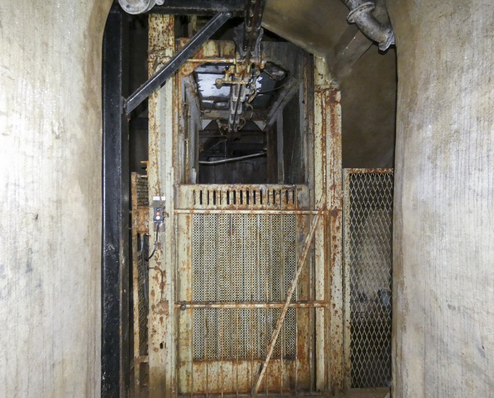 Ligne Maginot - FERMONT - A2 - (Ouvrage d'artillerie) - Bloc 1
Monte-charge Baudet Donon Roussel de 2,5 T au pied du bloc - STENGER Mathieu
