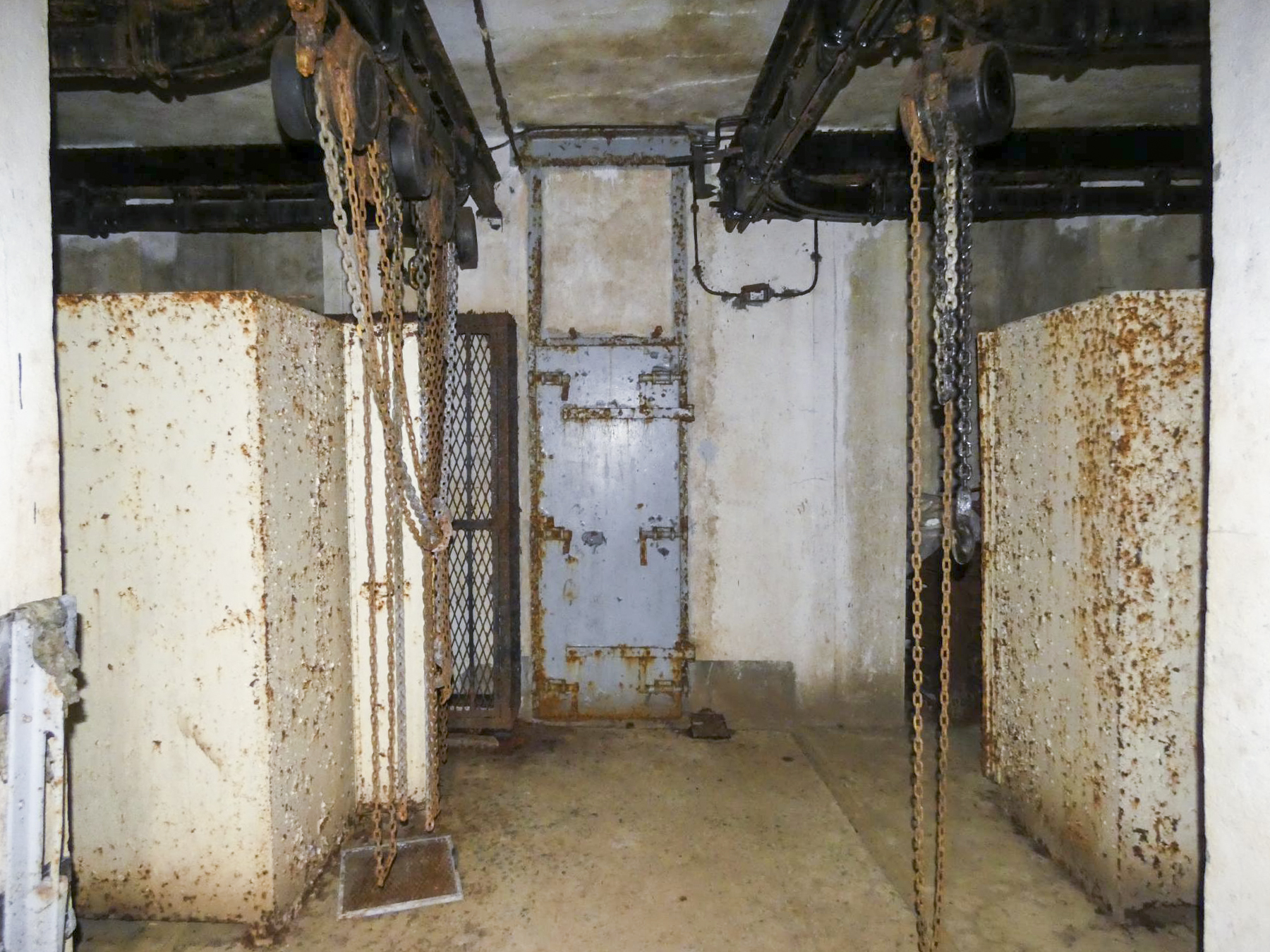 Ligne Maginot - FERMONT - A2 - (Ouvrage d'artillerie) - Bloc 1
Magasin à munitions M3
Au fond, la porte blindée donnant accès à la cloche LG - STENGER Mathieu