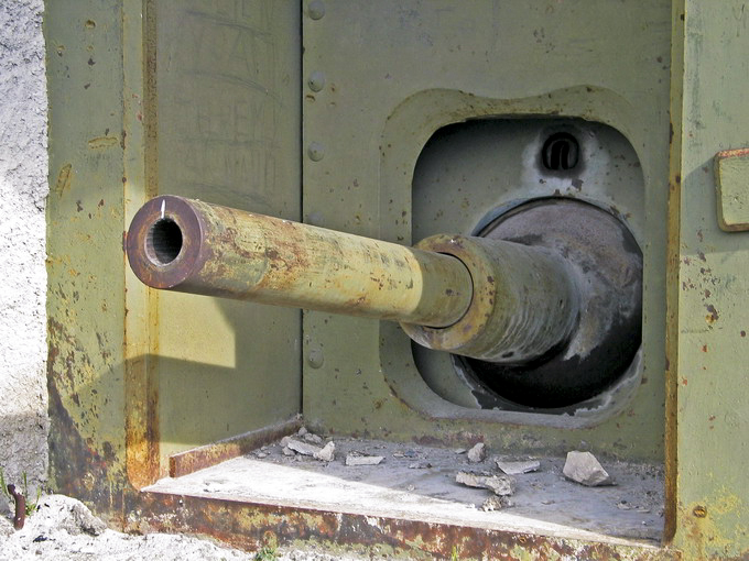 Ligne Maginot - Canon obusier de 75 modèle 29 - Le dépassement du tube dans son embrasure est nettement visible sur cette photo.
L'utilisation de volets de protection était impossible et cela rendait cette arme vulnérable aux coups ennemis  