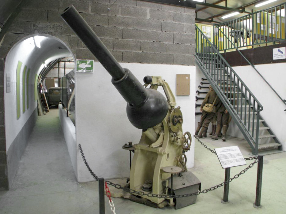 Ligne Maginot - Canon de 75 modèle 29 - Musée de Fermont
75 mle 29 du bloc 4 de l'ouvrage de Saint-Roch. Cet exemplaire serait le seul doté de commandes de pointage à gauche 