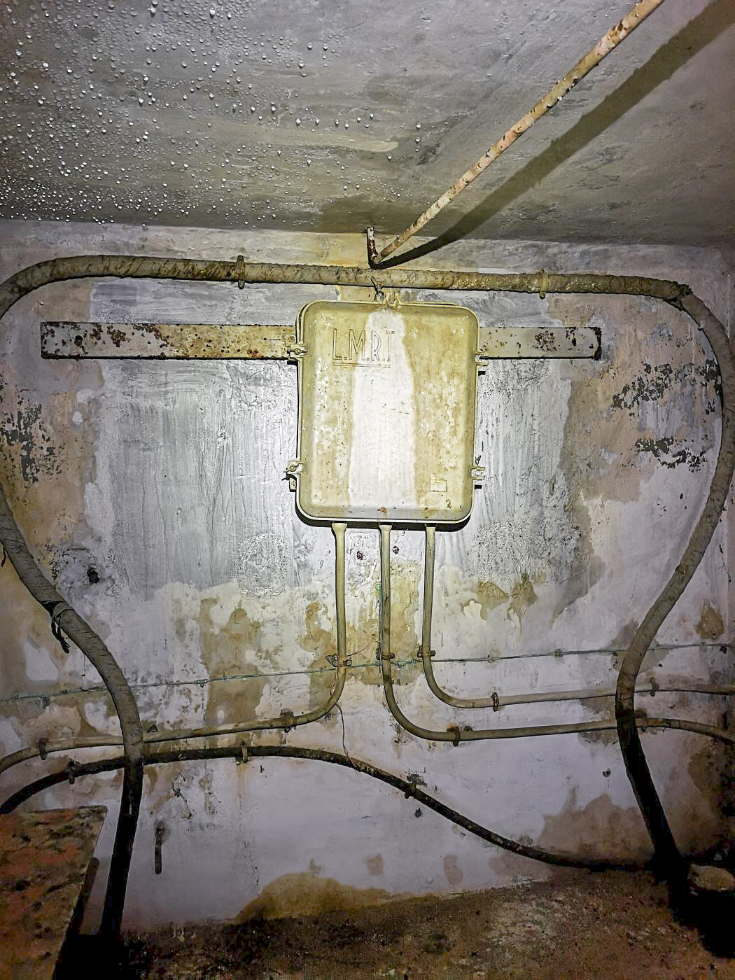 Ligne Maginot - 36T - (Chambre de coupure) - Intérieur du local téléphonique avec le boîtier répartiteur LMRT (modernisation après-guerre) - DK_Antoine4