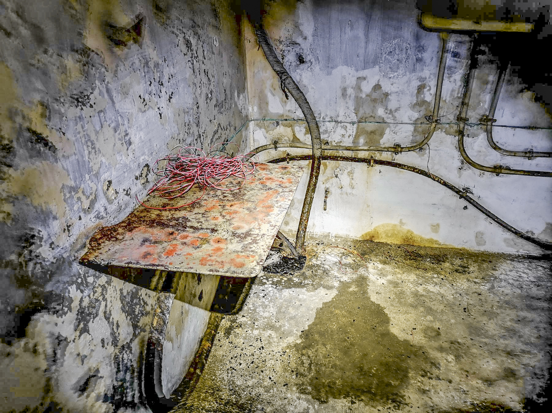 Ligne Maginot - 36T - (Chambre de coupure) - Tablette présente dans le local - DK_Antoine4