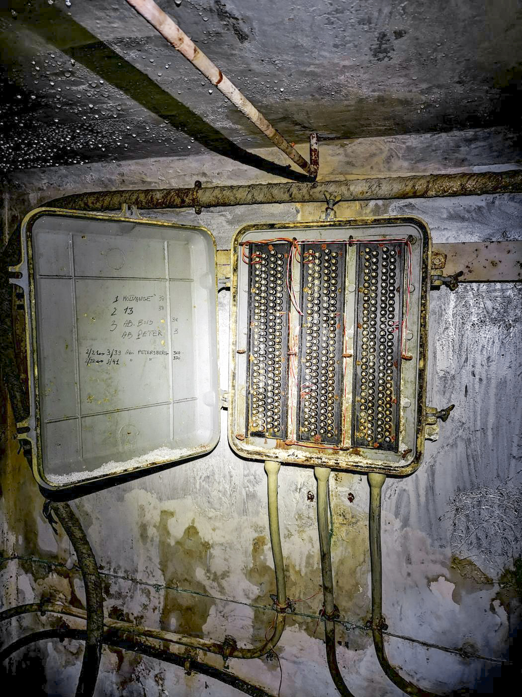 Ligne Maginot - 36T - (Chambre de coupure) - Le boîtier répartiteur ouvert - DK_Antoine4