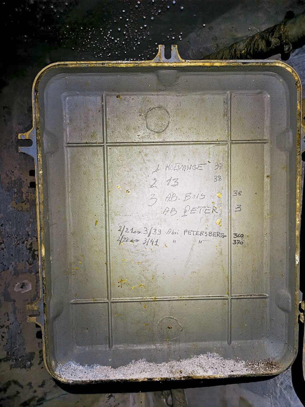 Ligne Maginot - 36T - (Chambre de coupure) - Indications à l'intérieur du boîtier, renseignant le nombre de connexions vers les éléments fortifiés les plus proches  - DK_Antoine4