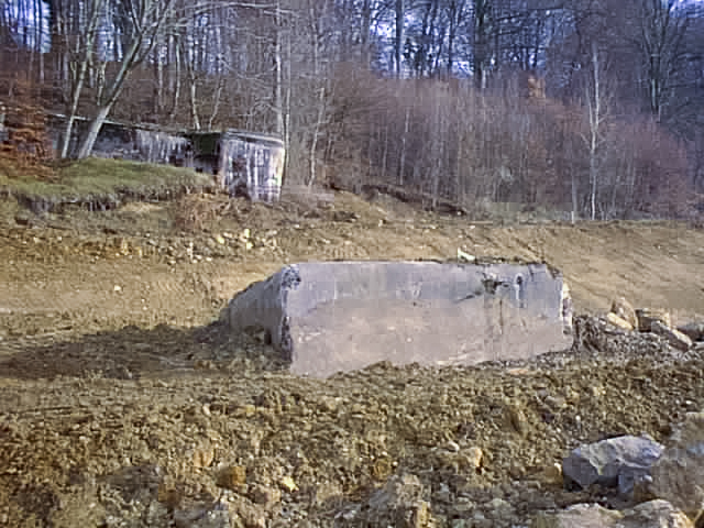 Ligne Maginot - 44Tbis - (Chambre de coupure) - Vue prise avant la destruction de la chambre dans le cadre du chantier d'élargissement de la voirie.
Le PC du Bois de la Côte est visible à l'arrière plan - Pascal LAMBERT