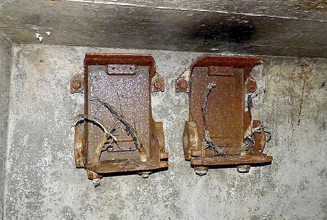 Ligne Maginot - 75T - (Chambre de coupure) - Reste de deux boitiers de protection pour 6 lignes chacun - Sylvie Laure LAMBERT