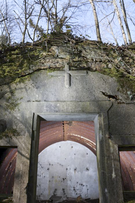 Ligne Maginot - BATZENTHALER BUSCH (2° BON - 169° RIF) - (PC de Quartier) - Vestiges d'une croix de Lorraine, rencontrée sous diverses formes (mais a l'emplacement invariable) sur les PC de ce type. - www.arnaultjl-photo.com