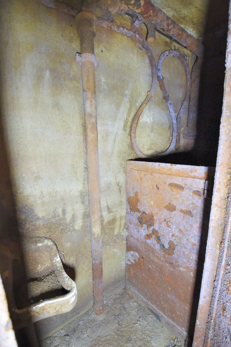 Ligne Maginot - BOIS DE KANFEN OUEST - C42 - (Casemate d'infanterie - Simple) - Latrines à l'étage inférieur - Ludovic KNAPP