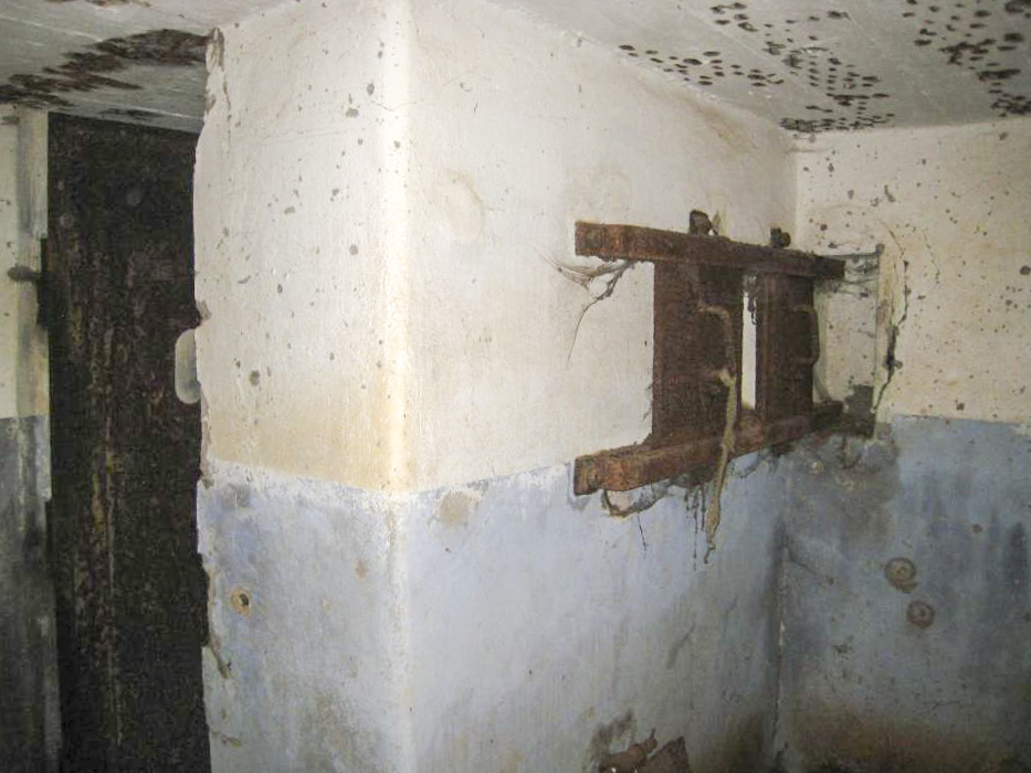 Ligne Maginot - CB13BIS - PETERSBERG - (Blockhaus pour canon) - Vue du creneau défendant le couloir d acces - Pruzsina jerome