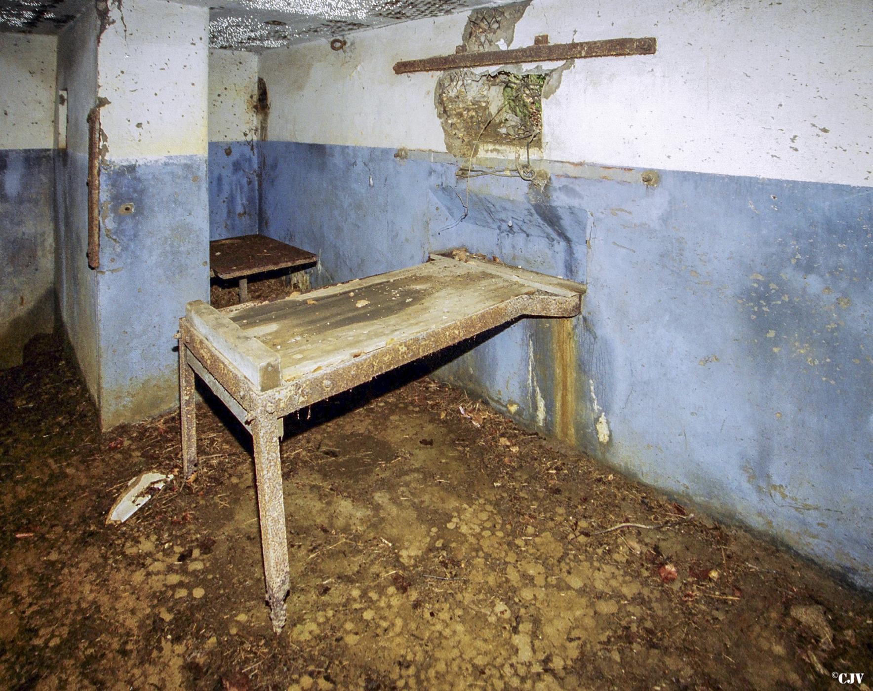 Ligne Maginot - CB13BIS - PETERSBERG - (Blockhaus pour canon) - Créneau et table pour mitrailleuse Hotchkiss 8mm mle 1914 - Lia VERMEULEN