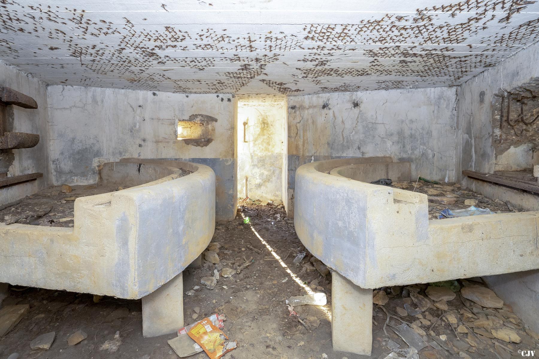 Ligne Maginot - CB14BIS - (Blockhaus pour arme infanterie) - Les deux tables support pour les mitrailleuses Hotchkiss - Lia VERMEULEN